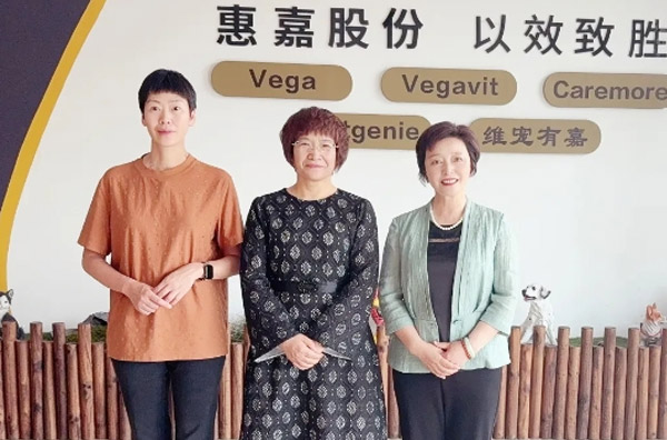 咸宁市政协副主席竺鸰光临多彩网调查领导